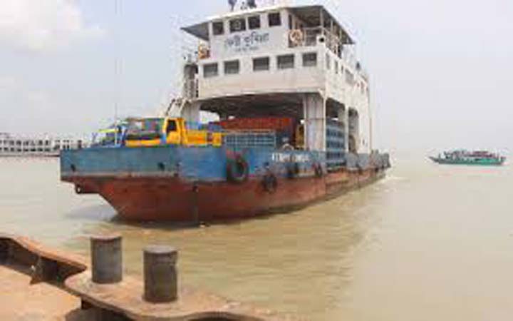 কাঁঠালবাড়ী-শিমুলিয়ায় চলছে নৌযান